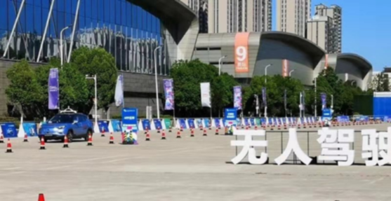 图为2019年世界制造业大会期间，江淮汽车演示无人驾驶。