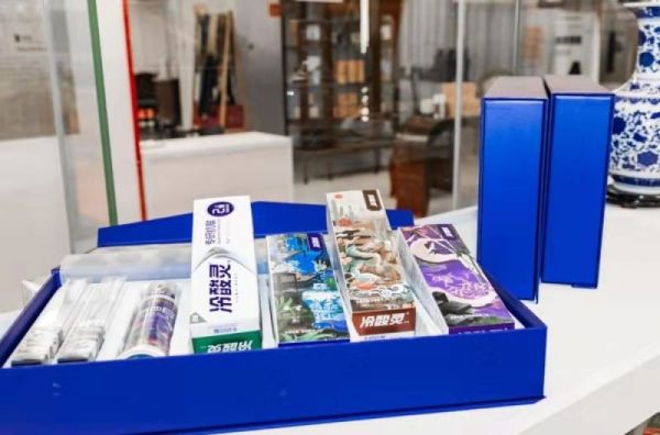 图为冷酸灵展台，及其与中国国家博物馆合作，推出的新“国宝”文创精品牙膏。