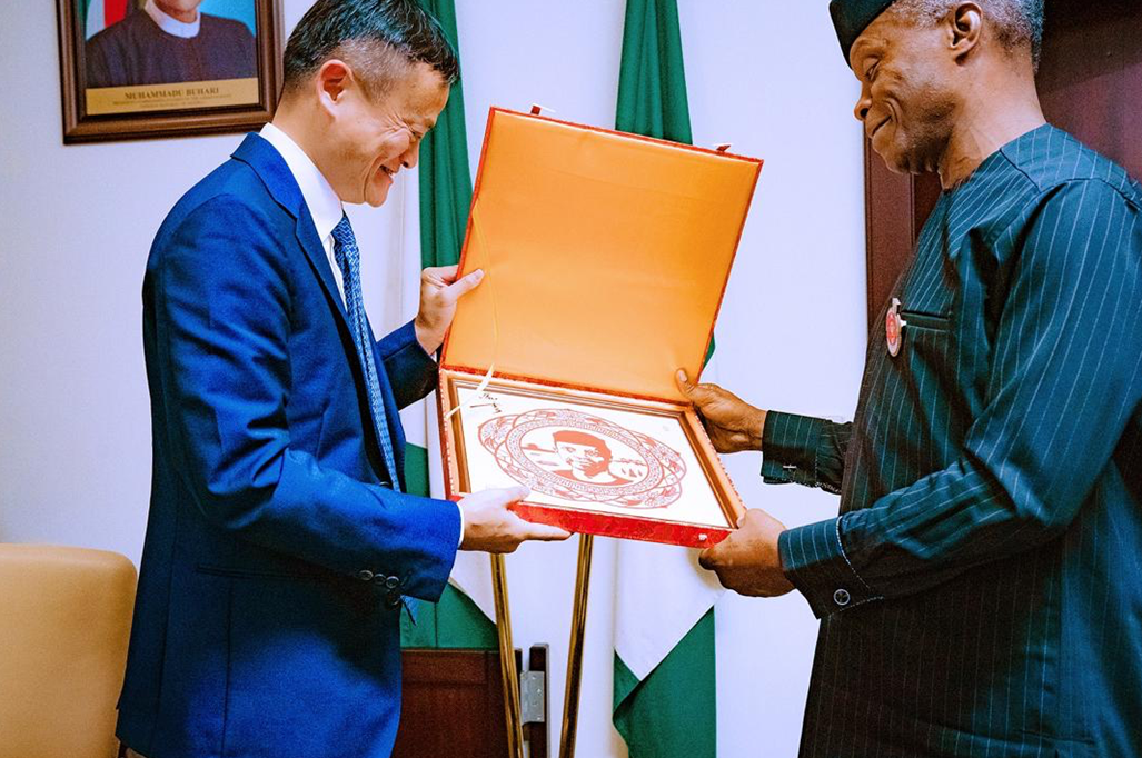 图为马云与尼日利亚副总统奥新巴乔