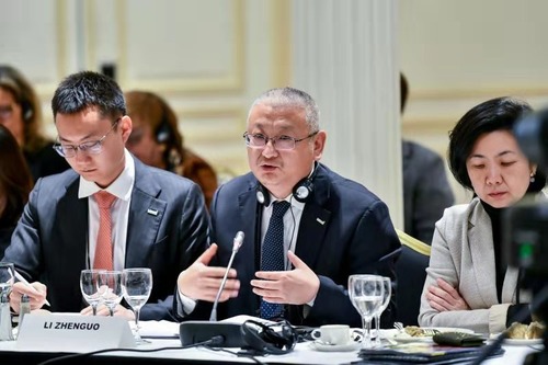 图为隆基股份创始人兼总裁李振国在第16届财富全球论坛上发言