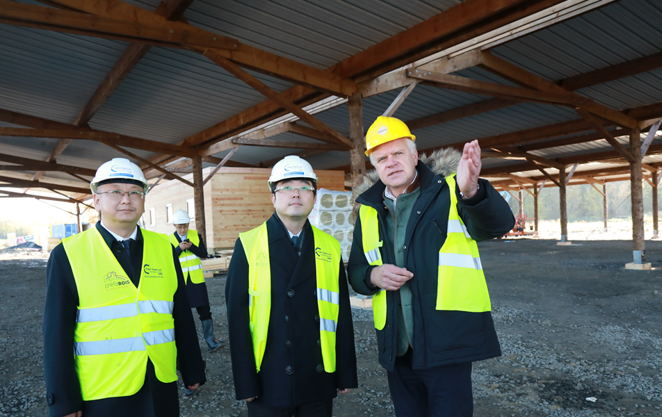 图为Your Nature生态度假村项目投资方代表(右)与李振国(左)交谈 (潘革平 摄)