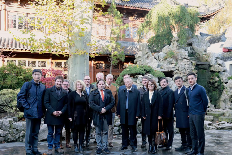 图为隆基代表团在天堂动物园中的“中国园”与合作伙伴合影 (潘革平 摄)