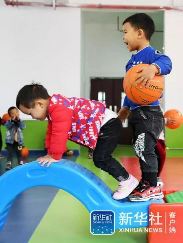 赫章县易地扶贫搬迁县城集中安置点金银山社区一所幼儿园的小朋友在做游戏