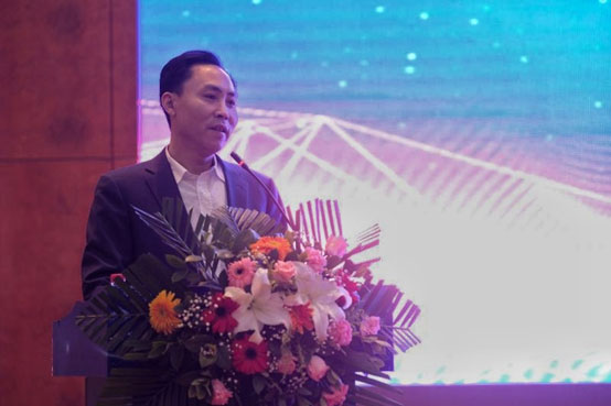 图为新华社中国经济信息社四川分公司总经理刘仕清在会上讲话