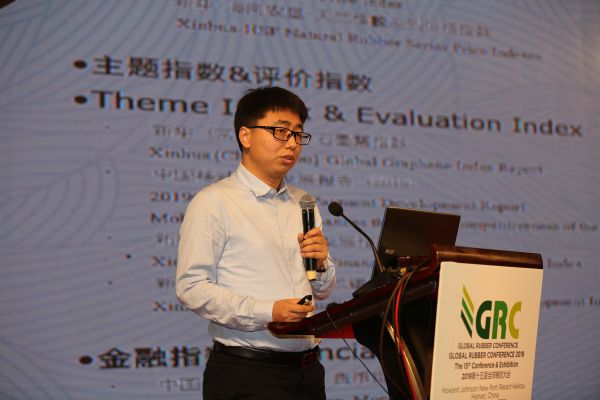 中国经济信息社指数分析师张文杰发表演讲。朱岩  摄
