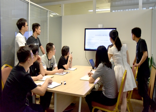 3信息科技部正在开会讨论进行工作部署 裴雪倩摄 华龙网发