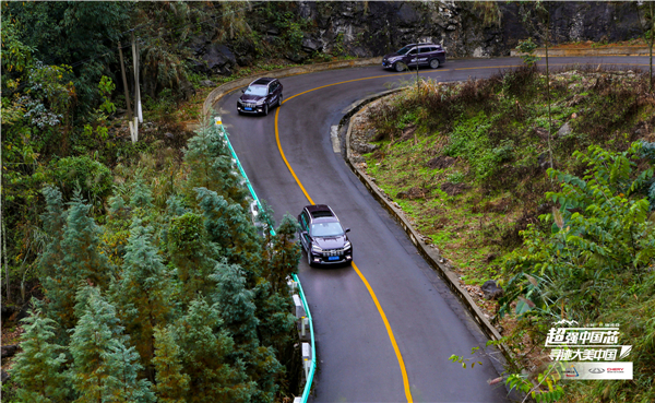 全新一代瑞虎8车队盘旋曲行于陡峭的山间公路