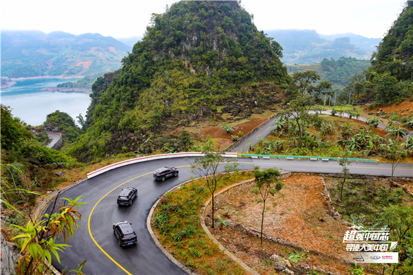 全新一代瑞虎8车队在迂回的公路上行进