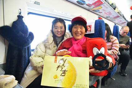 在北京照顾孙女的随迁老人乘搭爱心高铁回老家