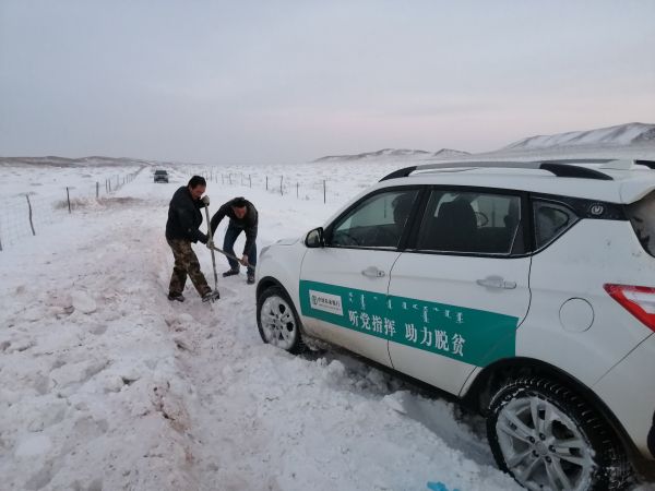 2020年1月，数九寒天，农行锡林郭勒分行组织党员先锋队冒风雪深入牧户做好信贷救灾工作途中。（宋春根 摄）