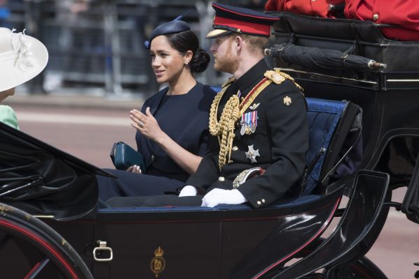 2019年6月8日，在英国伦敦，英国哈里王子与妻子梅根乘马车离开白金汉宫。 新华社发