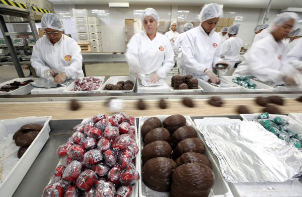 资料图片：巴西一家巧克力工厂，工人们制作复活节彩蛋。