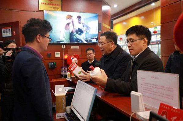 李保芳(右二)、李静仁(右一)调研龙洞堡机场专卖店