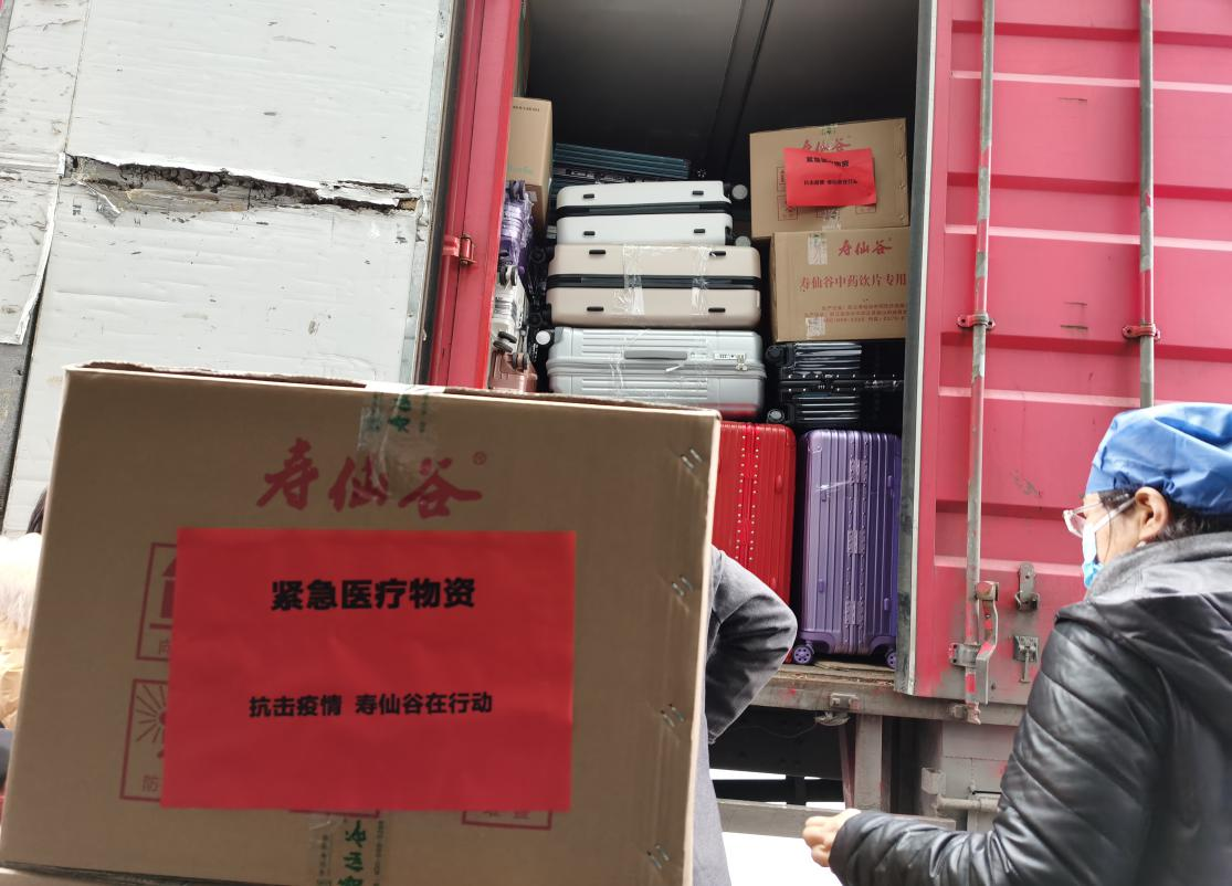 寿仙谷捐赠的灵芝孢子粉，被分别装上第二批浙江医疗队行李与物资车厢
