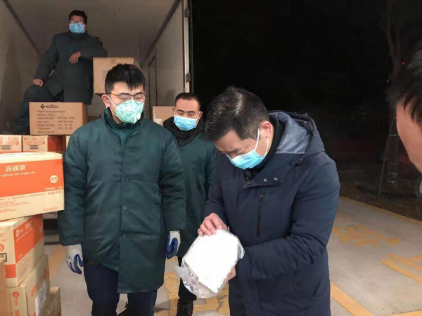 1月28日凌晨两点，小米物资送达仙桃市第一人民医院
