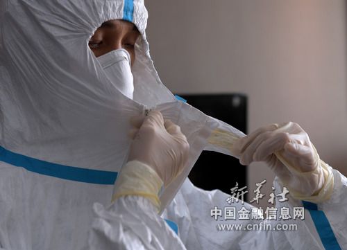　1月29日，一名来自北京安贞医院的医护人员在医疗队驻地练习防护服的穿脱。记者李贺摄