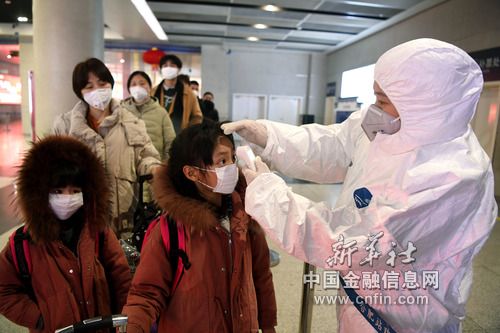 1月28日，在合肥站出站口，工作人员在检测出站旅客的体温。新华社记者 刘军喜 摄