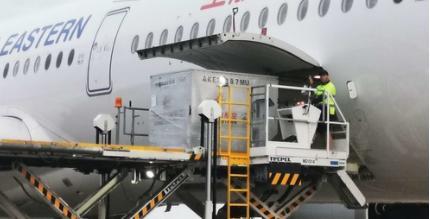 图为东方航空准备充分运力确保援鄂物资运输畅通