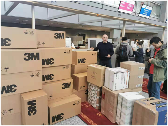 中联重科海外员工在法兰克福机场准备发送防护物资