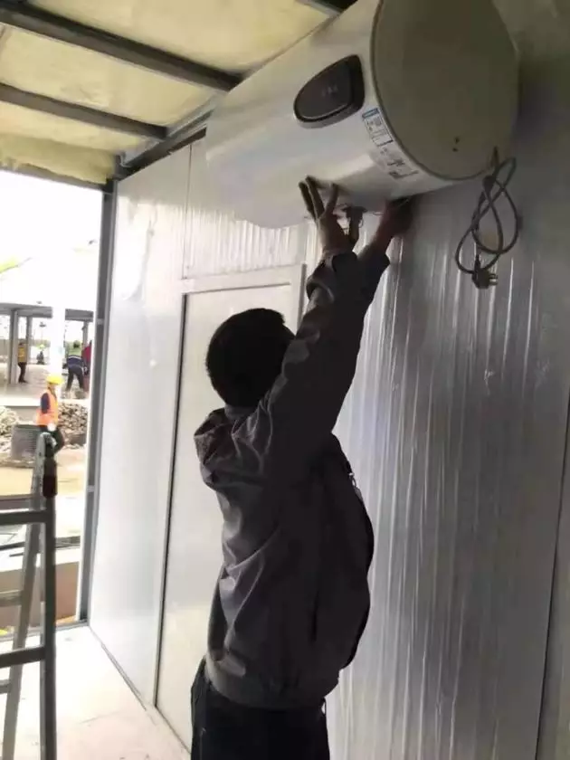图为海尔工人安装热水器