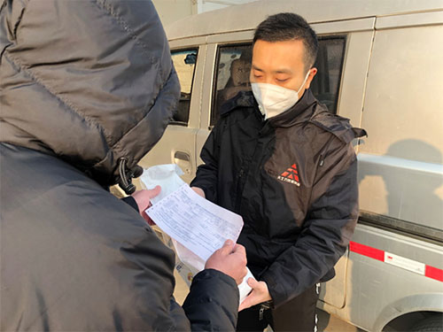 11图片说明：天津市民收到天士力慢病药品配送人员免费送货上门的处方药