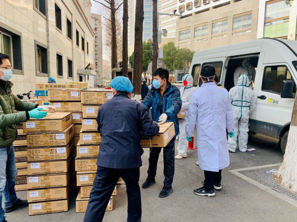 2图片说明：广药集团向武汉同济医院紧急捐赠300万元药物