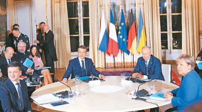 2019年12月9日，在法国巴黎，（从左到右）乌克兰总统泽连斯基、法国总统马克龙、俄罗斯总统普京和德国总理默克尔出席“诺曼底模式”四国峰会。