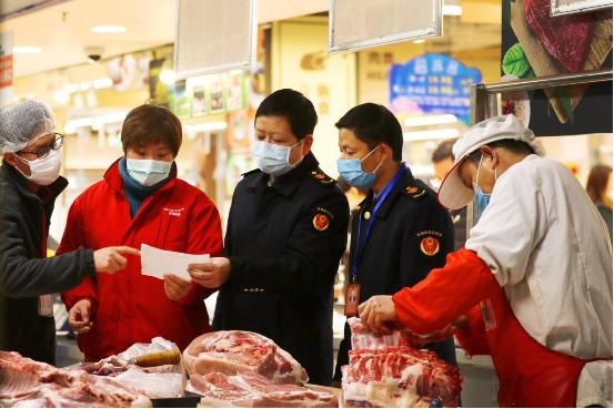 2020年2月11日，江西省宜春市上高县华润万家超市，县市场监管局工作人员对肉类、水果、蔬菜来源和价位进行检查监管。