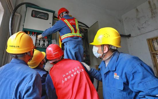图为四川电力工作人员正在检查供电线路情况