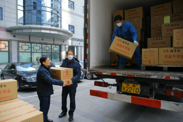 图片说明：北京稻香村捐赠的糕点运抵抗疫医疗机构