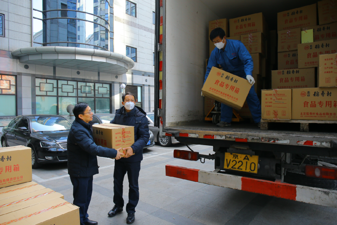 北京稻香村捐赠的糕点抵达抗疫医疗单位