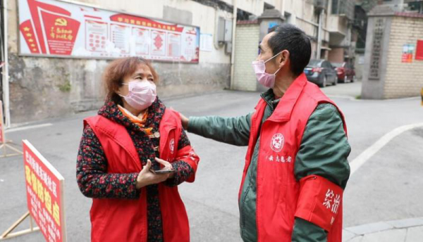 图：铜梁区少云志愿者杨明中和妻子
