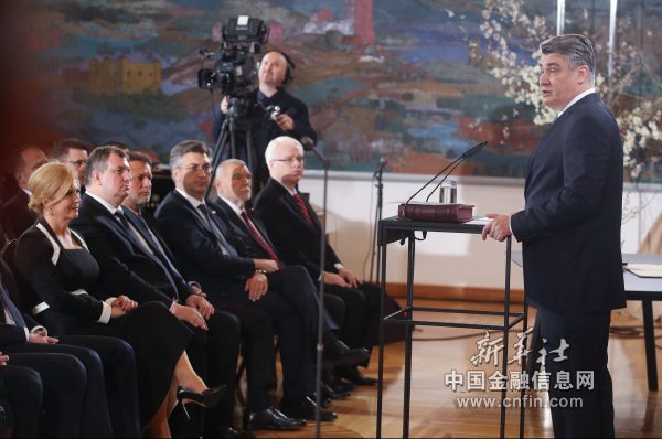 2月18日，佐兰·米拉诺维奇（右一）在克罗地亚萨格勒布总统府发表总统就职演说。