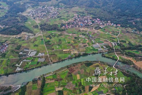 这是2月14日拍摄的广西桂林市临桂区中庸镇穴田村泗林屯（无人机照片）。