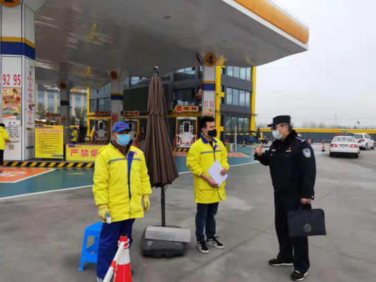江北新区公安分局民警检查加油（气）站