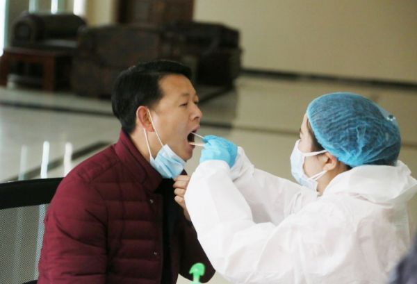 为员工提取咽拭子进行核酸检测