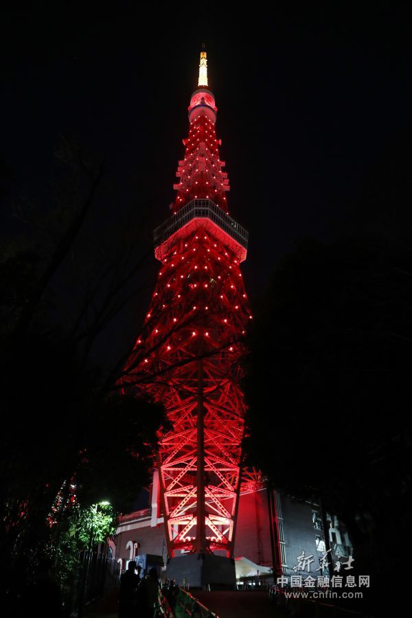 东京塔点亮“中国红”为中国抗击疫情加油