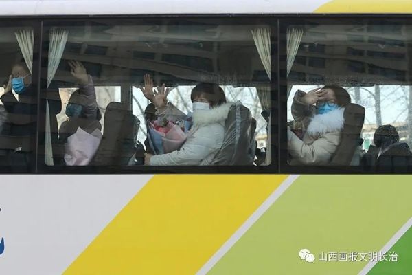 △19名医务工作人员乘坐专车，前往指点地点接受为期14天医学隔离观察。5