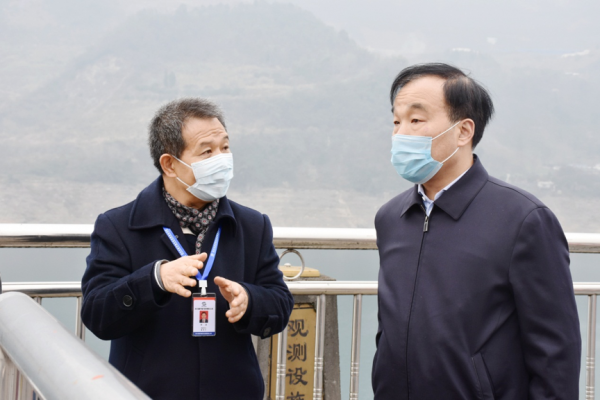 四川投资集团有限公司董事长刘体斌（右一）在听取防疫情况介绍。