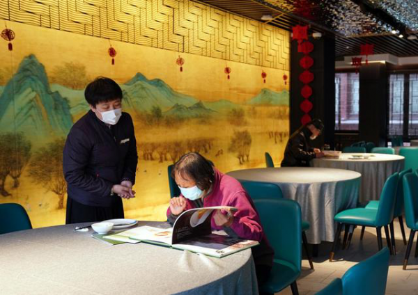 堂食恢复后的绿波廊，顾客分散落座。新华社记者 刘颖 摄
