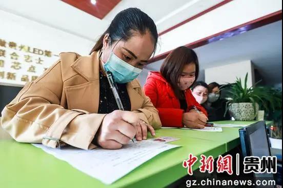 2月20日中国新闻网贵州频道报道《毕节七星关区：保障易地扶贫搬迁群众就地就近实现就业》