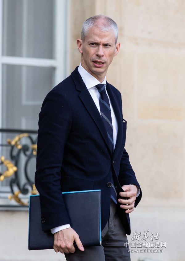 这是2月29日，在法国巴黎总统府爱丽舍宫，法国文化部长弗兰克·里斯特在出席针对新冠疫情的部长会议后离开的资料照片。