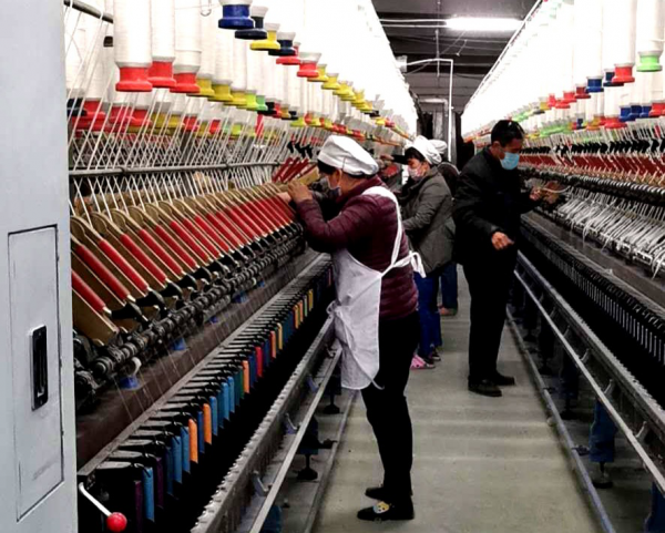 图为盐城源满纺织车间正在生产涤纶纱