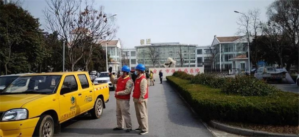 图为围江苏电力公司一线保电员工对宿迁市传染病医院专供线路开展特巡