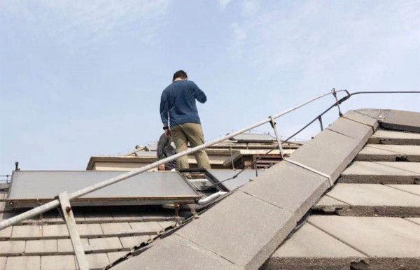 图为国网光伏云网运营运维中心工作人员安装户用光伏系统