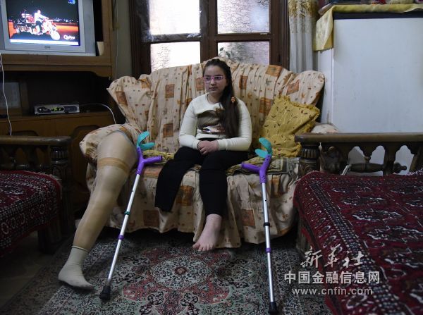 3月10日，在叙利亚阿勒颇，莉拉·纳卜汉坐在家中沙发上。2