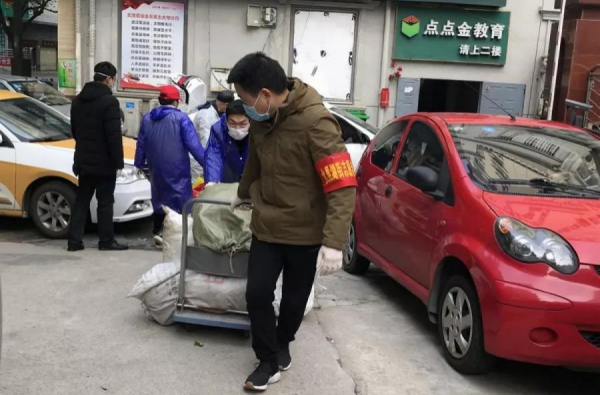 图3：李捷和社区工作人员一起搬运爱心蔬菜（图片来源：中国农业银行）