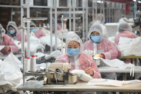 图：3月19日，奥康国际·重庆红火鸟鞋业有限公司工人在生产线上忙碌