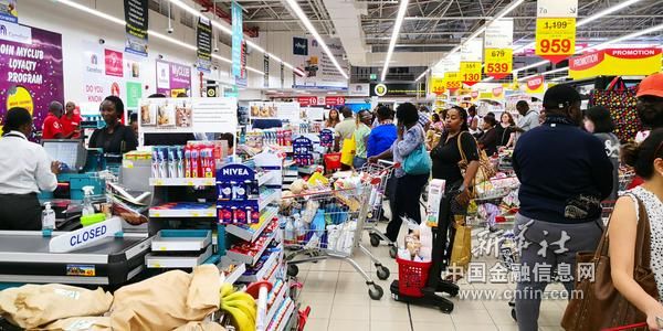 3月13日，在肯尼亚首都内罗毕一超市内，人们在排队结账。新华社记者 冯燚伟摄
