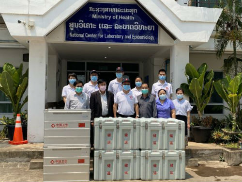 3月30日，在老挝万象的老挝国家实验室和流行病学中心，中国抗疫医疗专家组组长黄兴黎（前排左三）等与老
